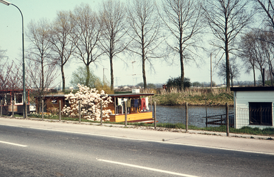 804454 Afbeelding van woonboten in het Merwedekanaal langs de Utrechtsestraatweg te Nieuwegein.
